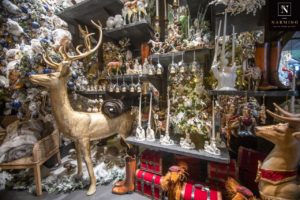 Un cerf décoratif doré, des bougies et des boules de Noël