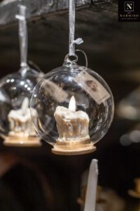Une boule de sapin bougie