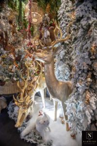 Des cerfs grandeur nature, doré dans un environnement neigeux