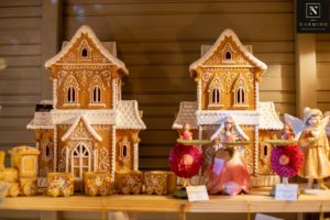 Fleurs, sapins et décorations de Noël