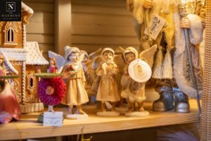 Fleurs, sapins et décorations de Noël