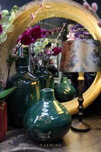 Une lampe à la lumière tamisée et son petit bouquet de fleurs