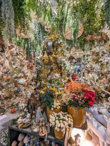 Des sapins et des objets décoratifs pour Noël