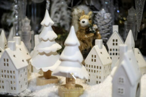 Décors de Noël dans des tons blancs et neigeux