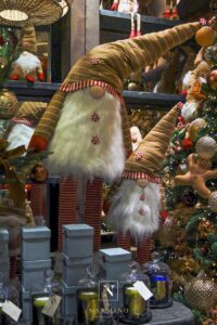 L'intérieur de la boutique Grimaldi décorée aux couleurs de Noël