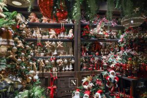 L'intérieur de la boutique Grimaldi décorée aux couleurs de Noël