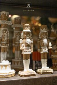 Sapins de Noël, boules et couronnes de Noëls, bougies, objets décoratifs pour les fêtes chez Narmino, fleuriste et décorateur à Monaco.