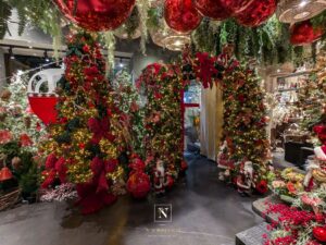 Sapins de Noël, boules et couronnes de Noëls, bougies, objets décoratifs pour les fêtes chez Narmino, fleuriste et décorateur à Monaco.