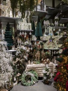 Sapins de Noël, boules et couronnes de Noëls, bougies, objets décoratifs pour les fêtes chez Narmino, fleuriste et décorateur à Monaco.