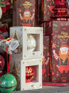 Les boules de Noël Narmino en édition limitée pour 2024 sont disponibles dans nos boutiques.