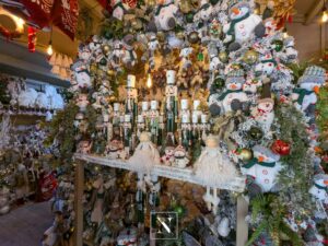 Une magnifique arche fleurie à base de branches de sapin, de boules de Noël et de bonhommes de neige.