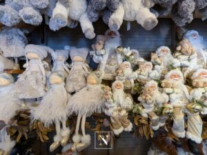 Peluches et pères noëls, objets décoratifs de Noël à notre Chalet avenue de Monte-Carlo