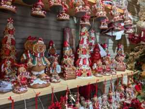 Bonhommes en pain d'épice, objets décoratifs de Noël à notre Chalet avenue de Monte-Carlo