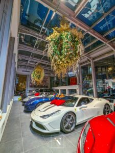 Des luminaires scintillants, installés chez DPM Motors à Monaco.
