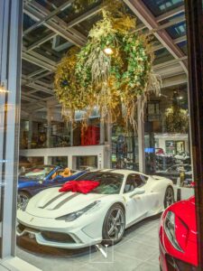 Décorations de Noël Narmino sous forme de luminaires scintillants, parmi de magnifiques véhicules haut de gamme, installés chez DPM Motors à Monaco.