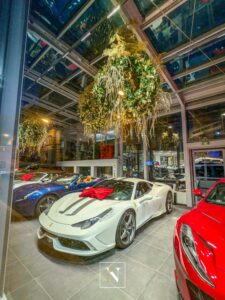 Décorations de Noël Narmino sous forme de luminaires scintillants, installés chez DPM Motors à Monaco.