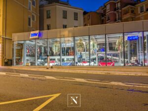 Décorations de Noël Narmino sous forme de luminaires scintillants, installés chez DPM Motors à Monaco.