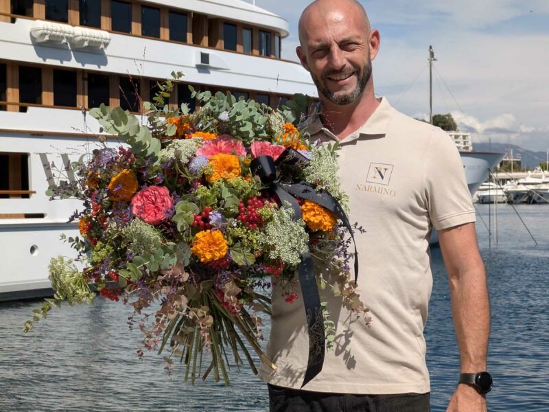 Des fleurs pour les yachts et les navires. Par Narmino, fleuriste à Monaco, prestataire officiel du Monaco Yacht Show 2025.