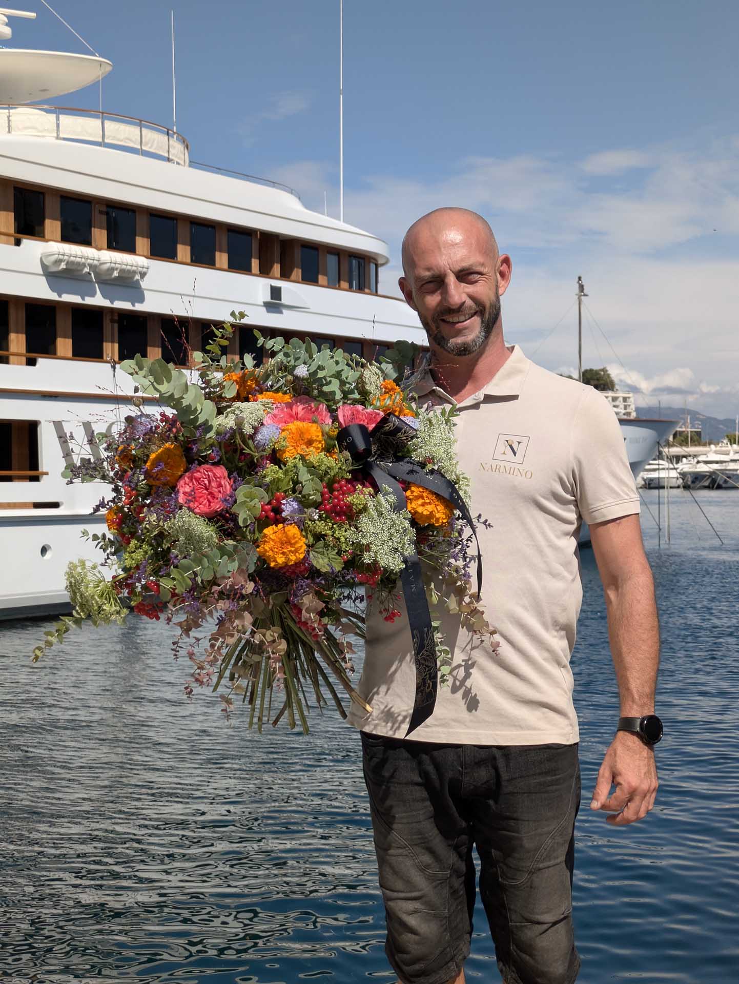 Des fleurs pour les yachts et les navires. Par Narmino, fleuriste à Monaco, prestataire officiel du Monaco Yacht Show 2025.