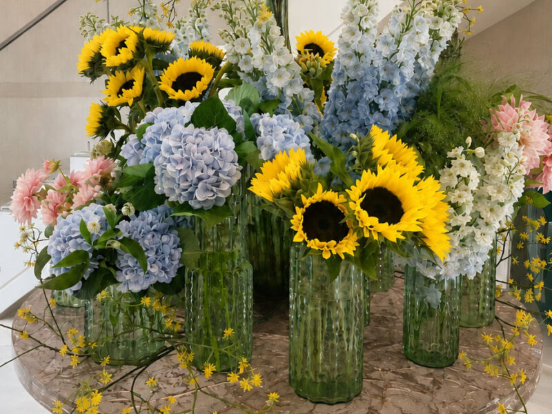 Composition florale de tournesols jaunes et d’hortensias mauves réalisée par Narmino à Monaco
