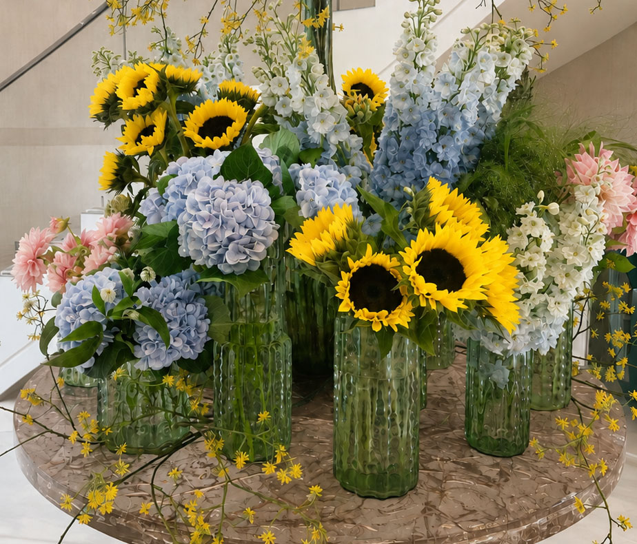 Composition florale de tournesols jaunes et d’hortensias mauves réalisée par Narmino à Monaco